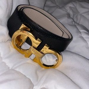 Reversible Salvatore Ferragamo Gancini belt.